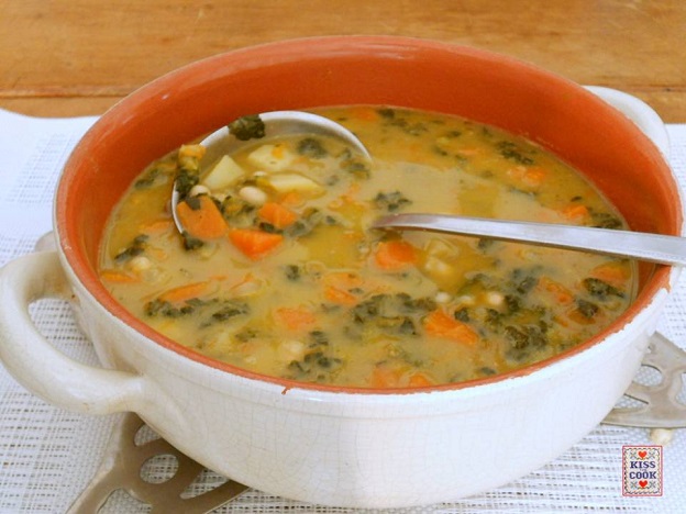 zuppa con zucca, cavolo nero e fagioli