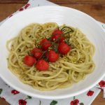 Spaghetti con pesto di pistacchio e pomodorini