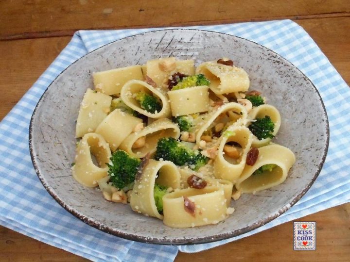 Pasta con broccoli, acciughe, uvetta e nocciole