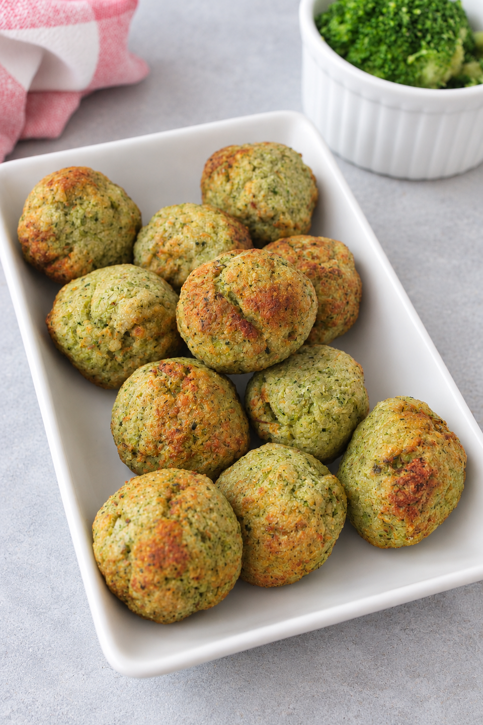 polpette di merluzzo e broccoli cotti in friggitrice ad aria e messi su un paitto.