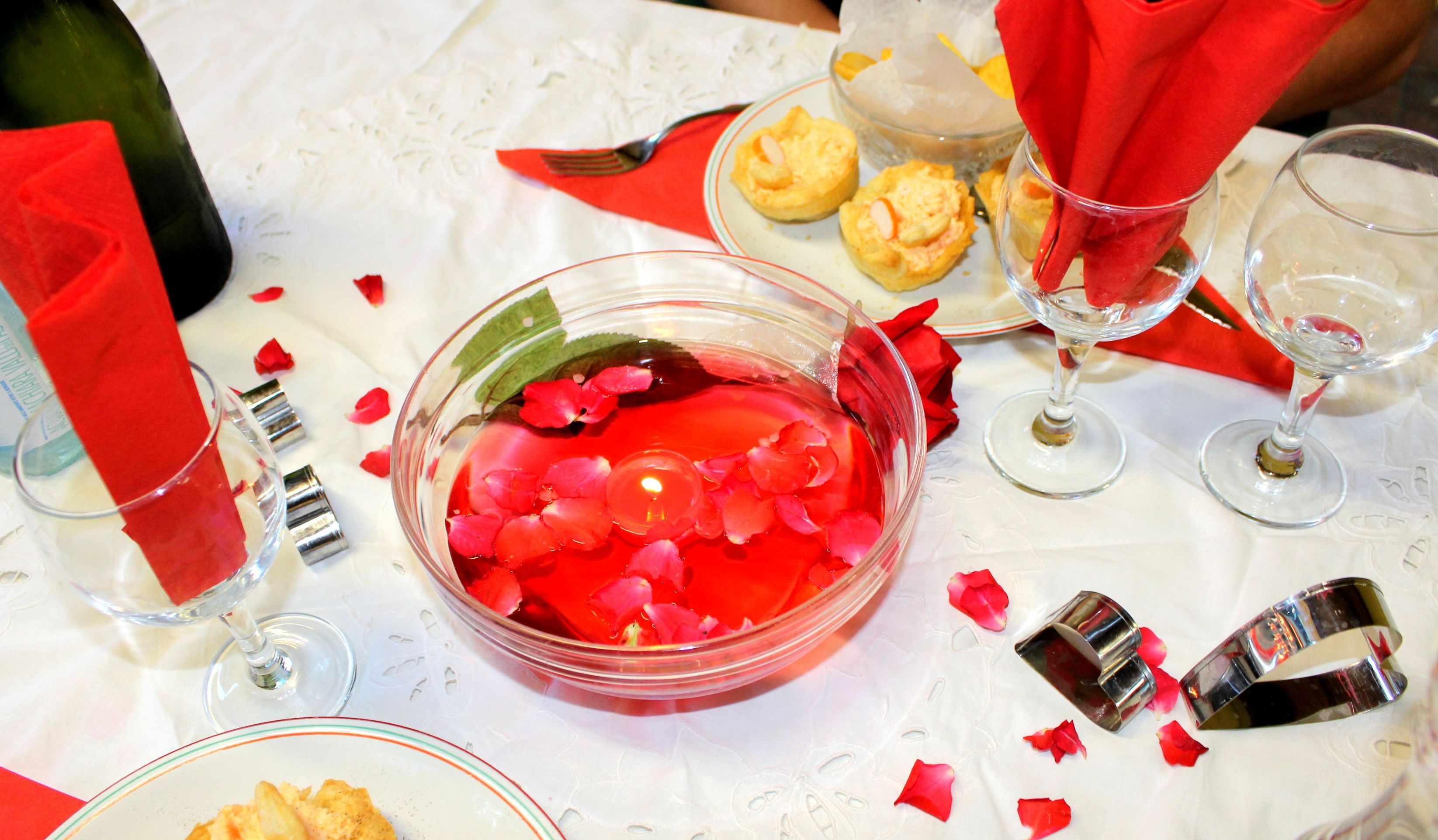 Centrotavola romantico con petali e candele galleggianti