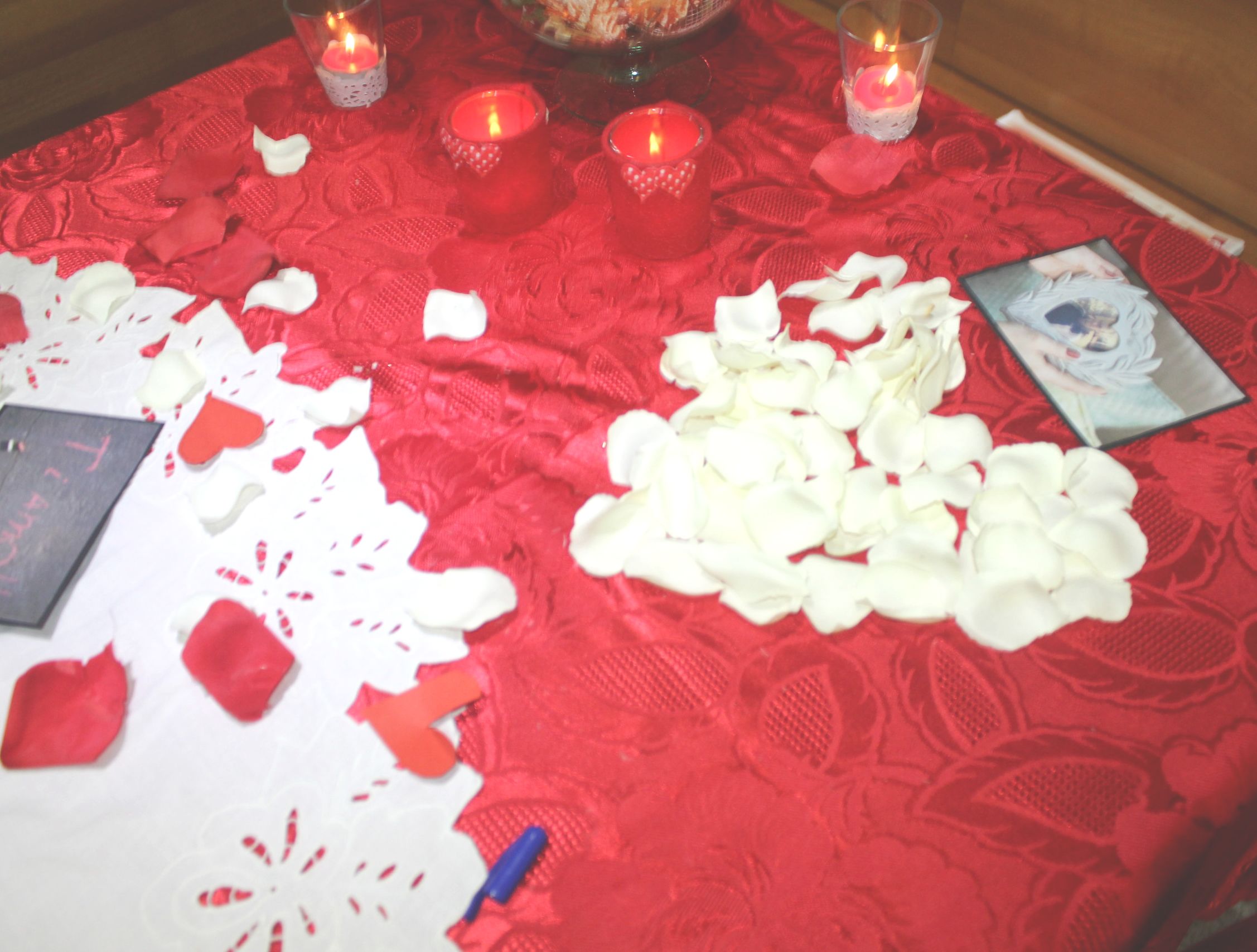 Decorazioni con petali e candele