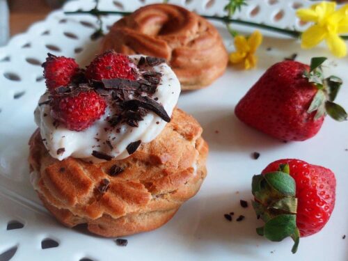 BIGNE’ DOLCI CON CREMA VEG ALLA VANIGLIA E FRAGOLINE DI BOSCO