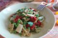 PASTA FREDDA CON PESTO DI RUCOLA, POMODORINI SECCHI E PISELLI: RICETTA VELOCE