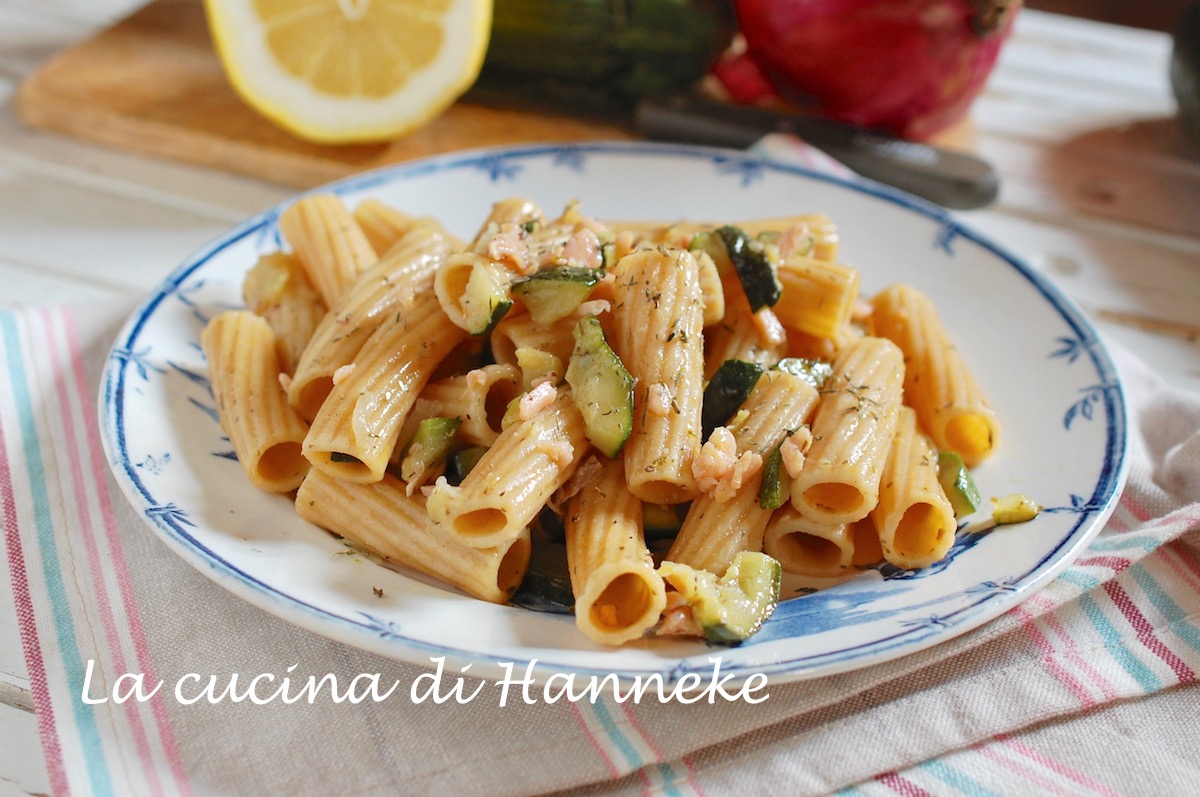 Pasta con salmone e zucchine | Ricetta semplice e gustosa ...