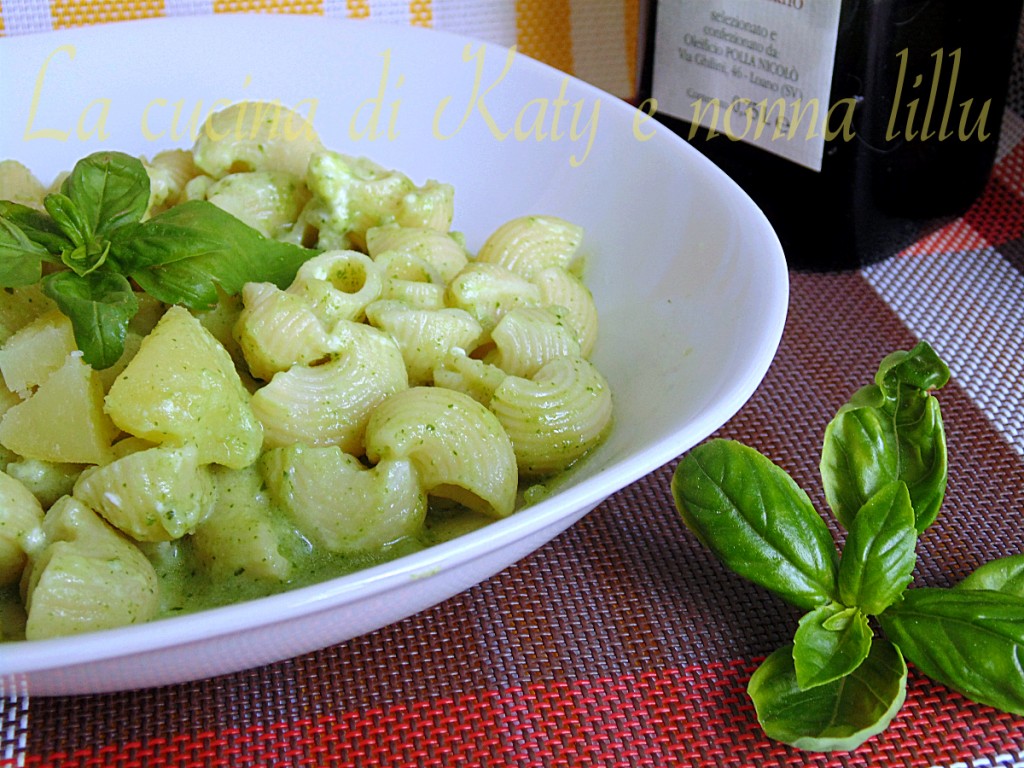 Pasta pesto e patate cucinare con il cuore