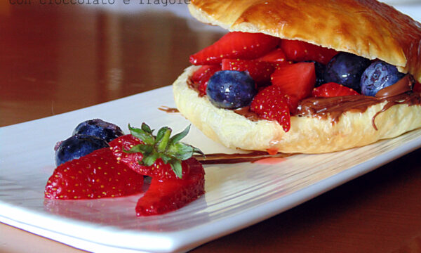 Panini di sfoglia con cioccolato e fragole