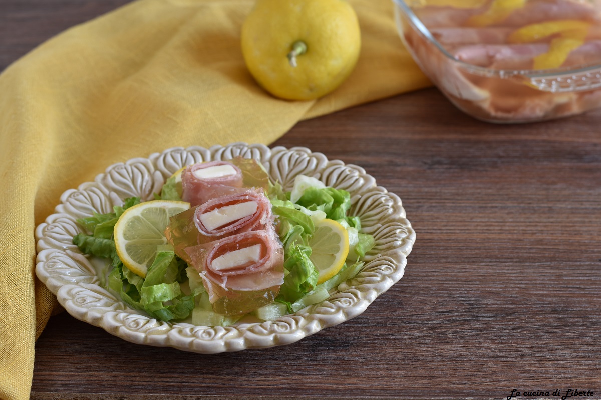 Involtini di prosciutto cotto in gelatina, una ricetta fresca e facilissima