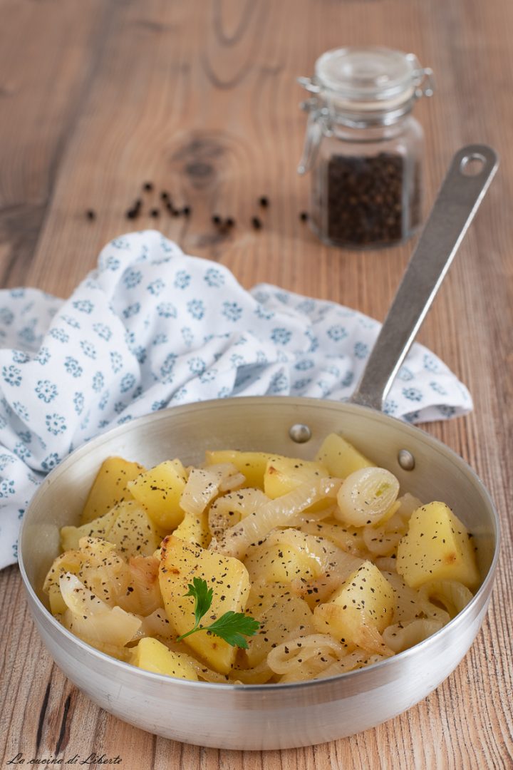 Patate e cipolle in padella d