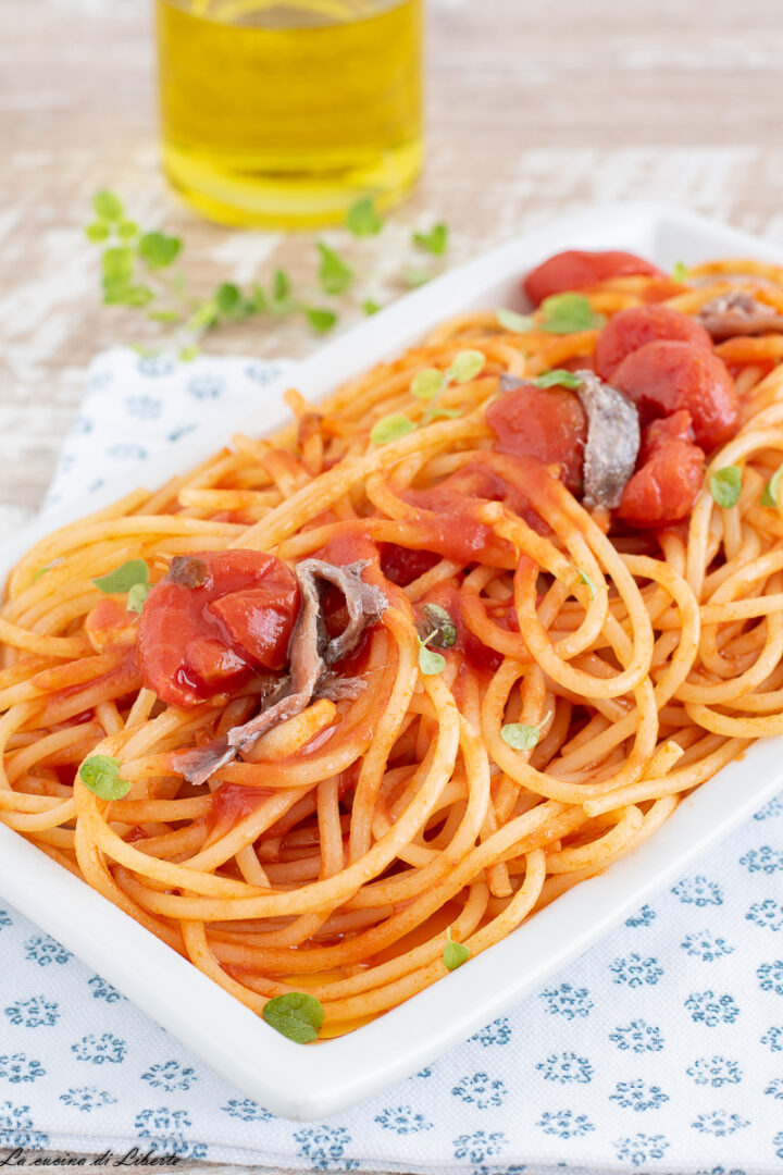 Spaghetti con pomodori e alici d2