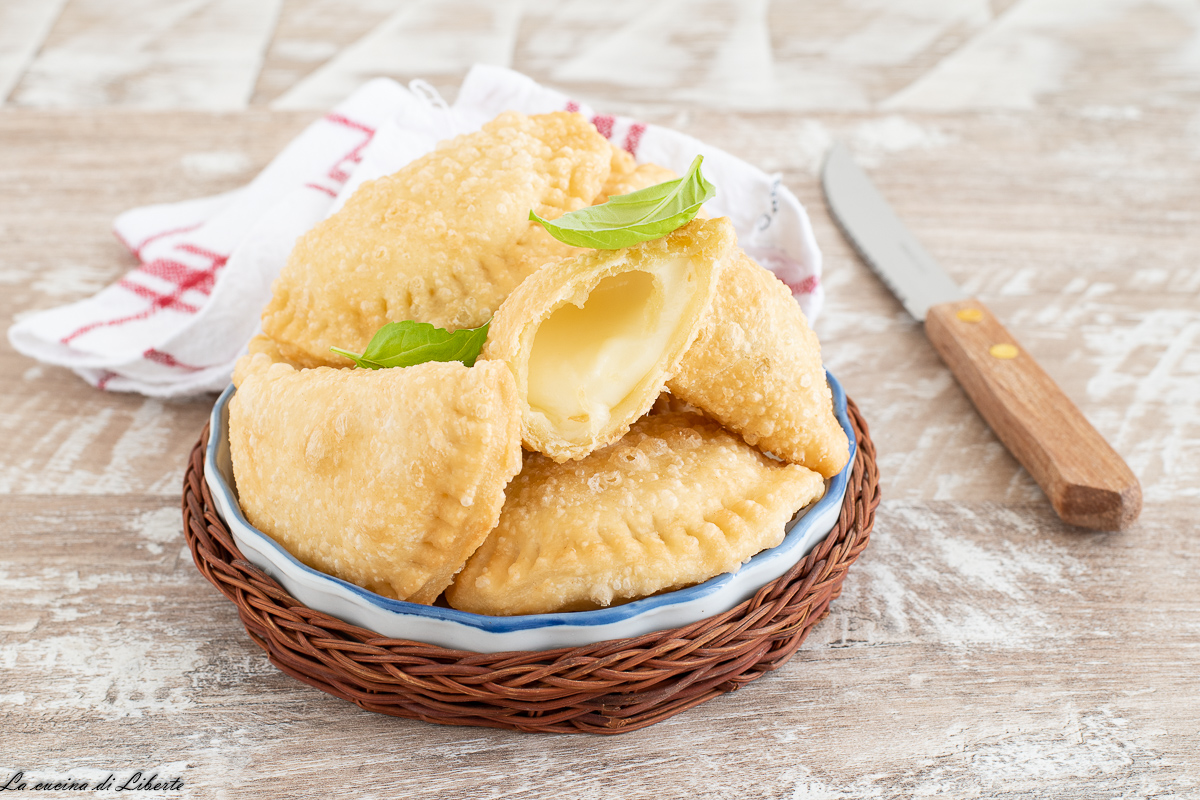 Calzoni fritti al formaggio f