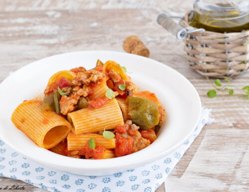 Pasta con peperoni friggitelli e salsiccia