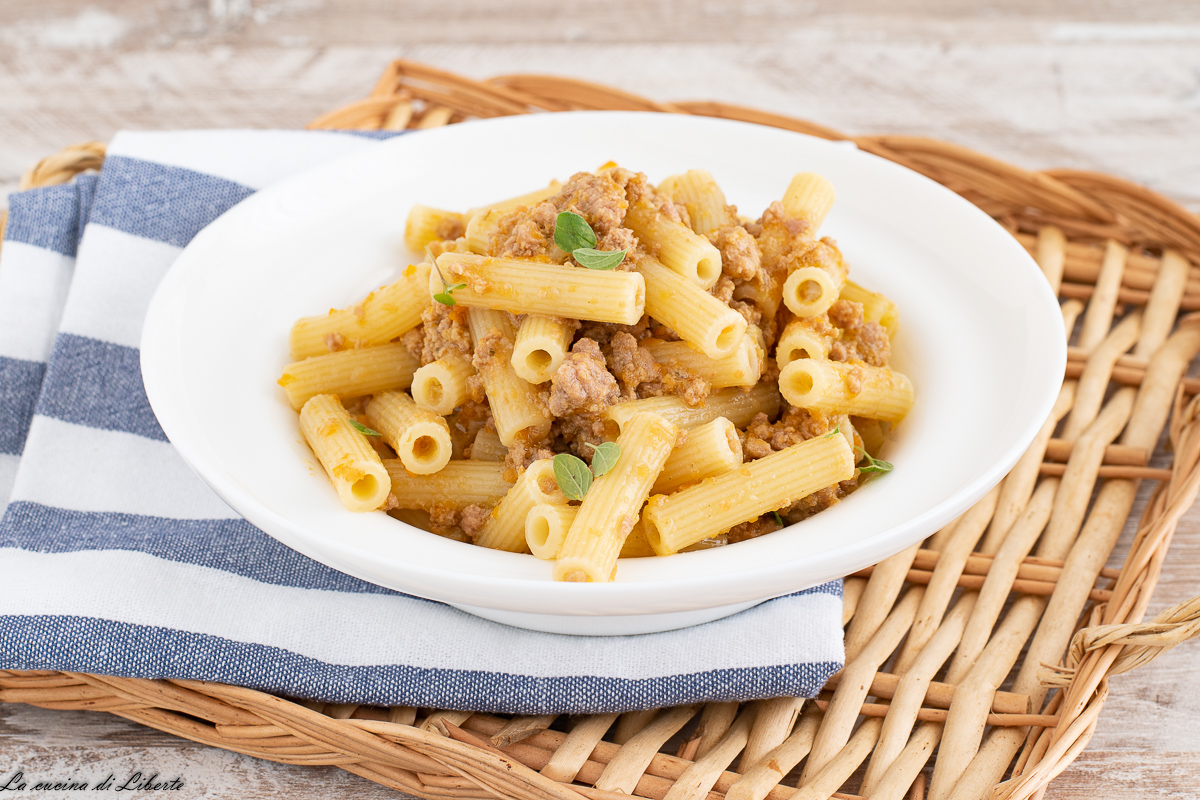 Pasta con ragù in bianco f
