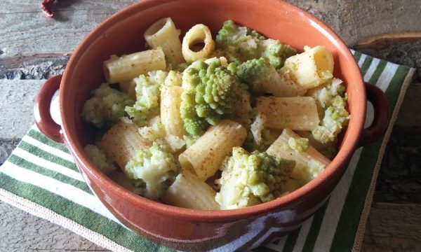 Mezzi rigatoni con broccolo romanesco