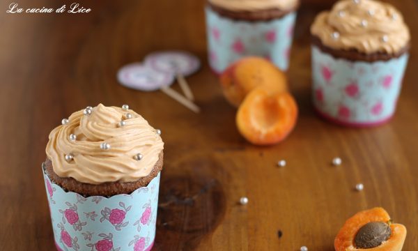 Cupcake al cioccolato con frosting all’albicocca