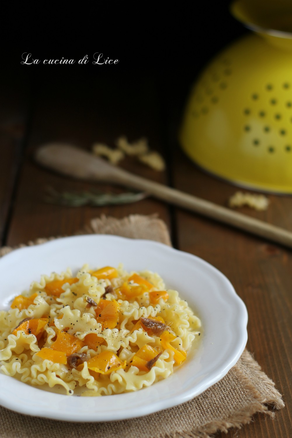 Pasta con peperoni ed acciughe