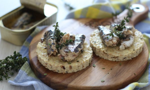 Tortino di ricotta al forno con sardine ed erbe aromatiche