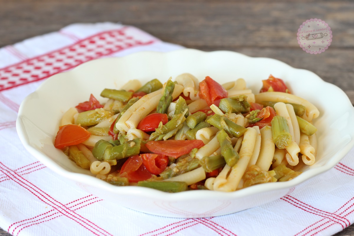 PASTA CON ASPARAGI E POMODORI un primo piatto semplice e squisito