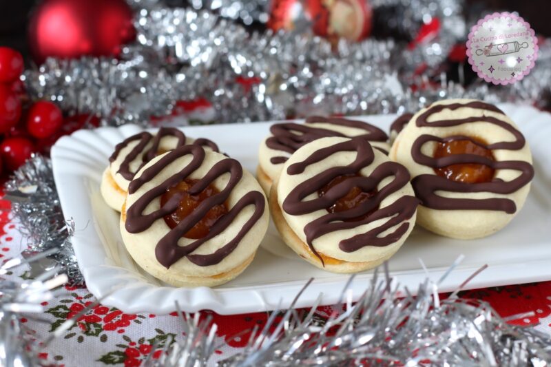 biscotti con confettura e cioccolato
