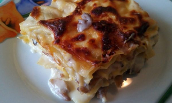 Lasagna con salsiccia e funghi champignon