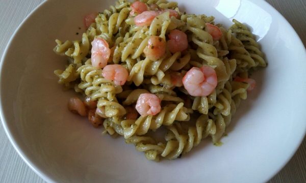 Fusilli al pesto con gamberetti