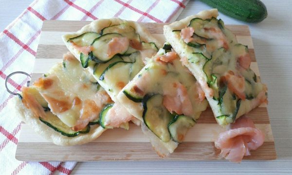 Pizza con zucchine e salmone