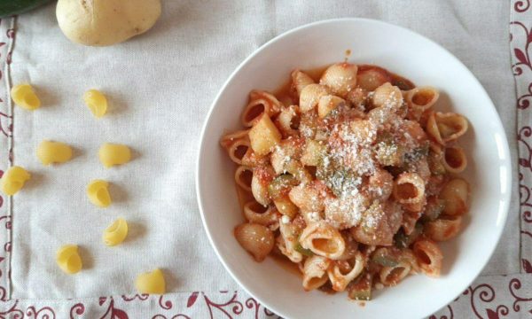 Pasta con sugo di zucchine e patate