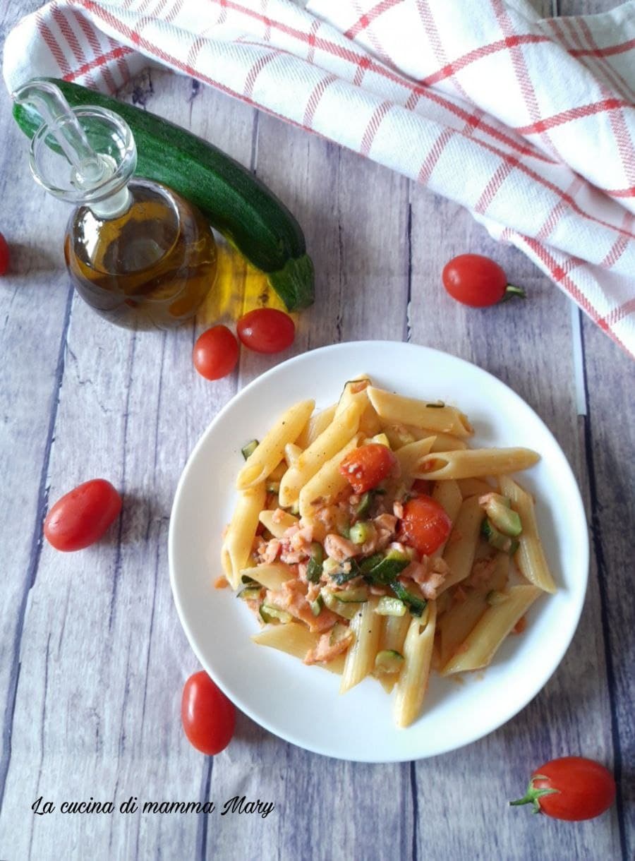 Pasta con salmone zucchine e pomodorini - La cucina di mamma Mary