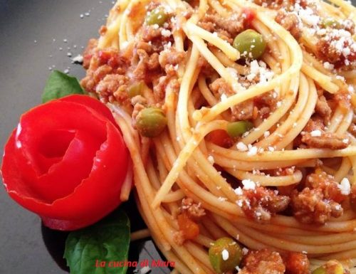 Spaghetti con carne e piselli
