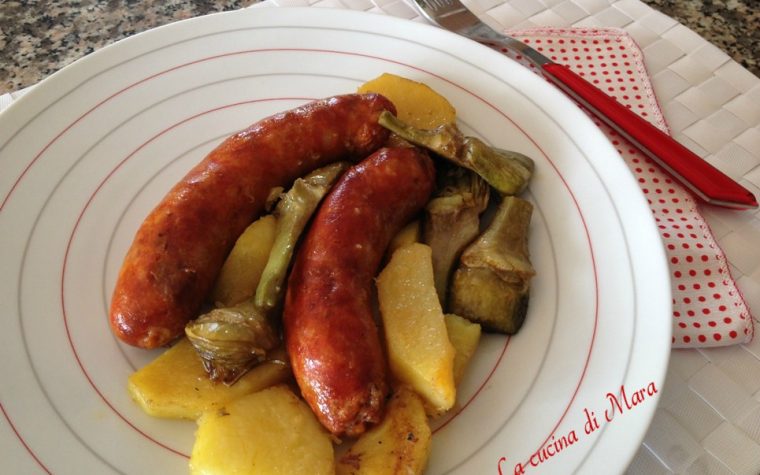 Salsicce con carciofi e patate al forno Salsicce con carciofi e patate al forno