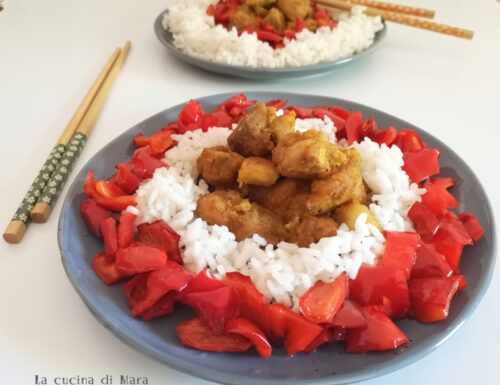 Pollo al curry con riso e peperoni