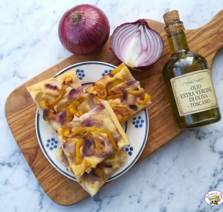 FOCACCIA CON CIPOLLE E PEPERONI