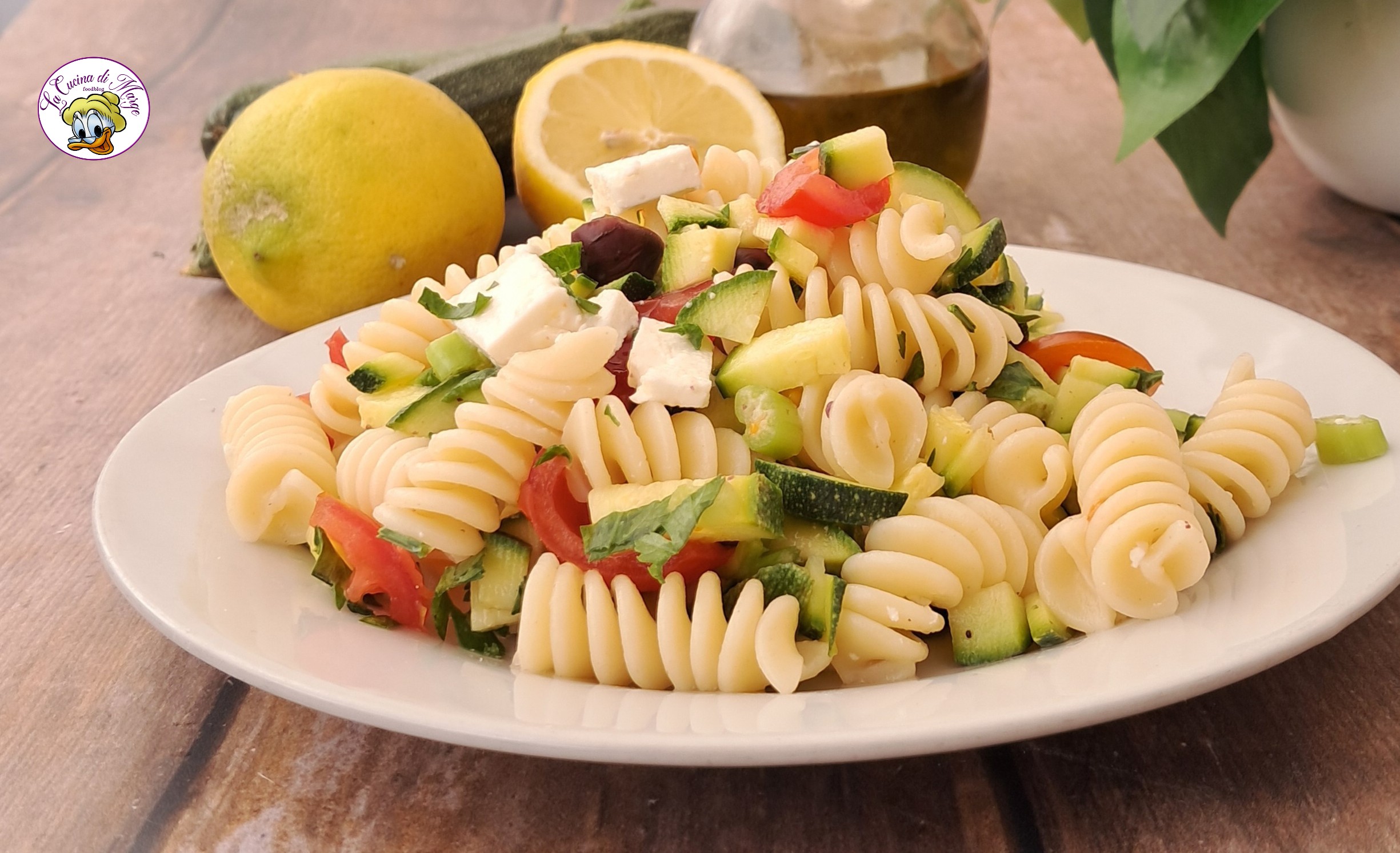 Pasta fredda con zucchine e feta