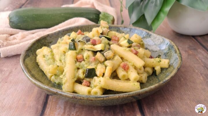 
Pasta zucchine e pancetta