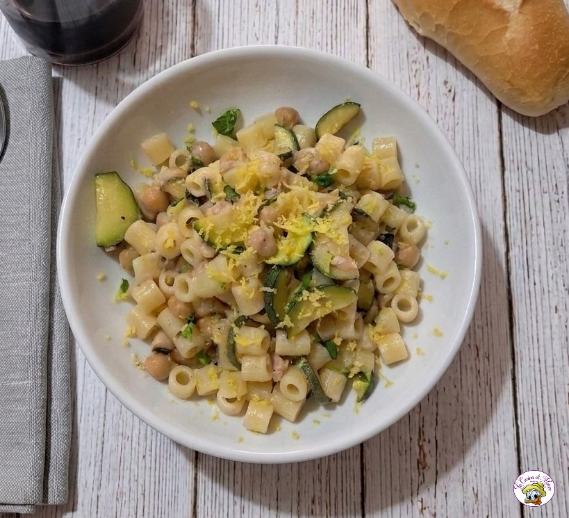 Pasta con zucchine ceci e tonno