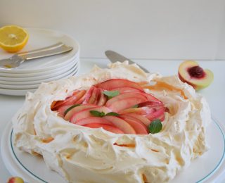 Pavlova alle pesche limone e menta