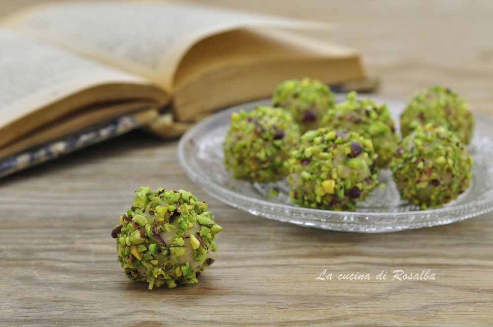 bon bon di mandorle e pistacchi - ricetta in pasta reale