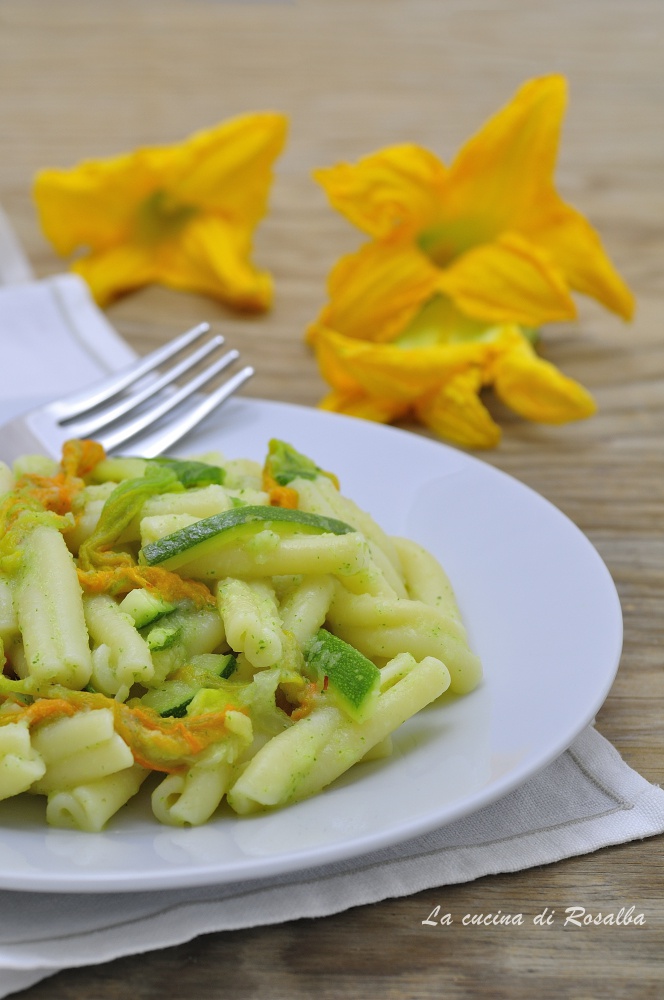 pasta con zucchine e fiori di zucca