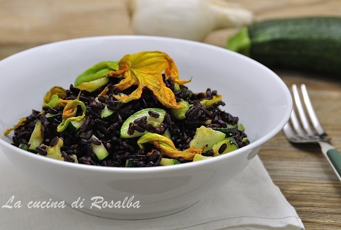 riso venere con zucchine e fiori di zucca - raccolta di ricette con le zucchine