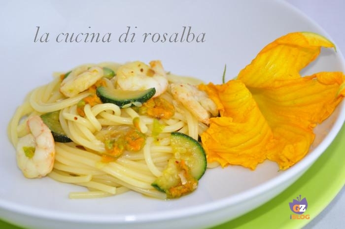 pasta con gamberetti, fiori di zucca e zucchine - raccolta di ricette con le zucchine