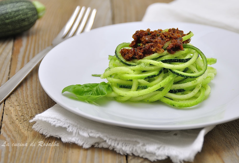 spaghetti di zucchine e pesto di pomodori secchi - raccolta di ricette con le zucchine