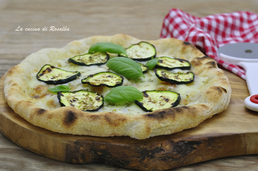 pizza bianca con zucchine grigliate - raccolta di ricette con le zucchine