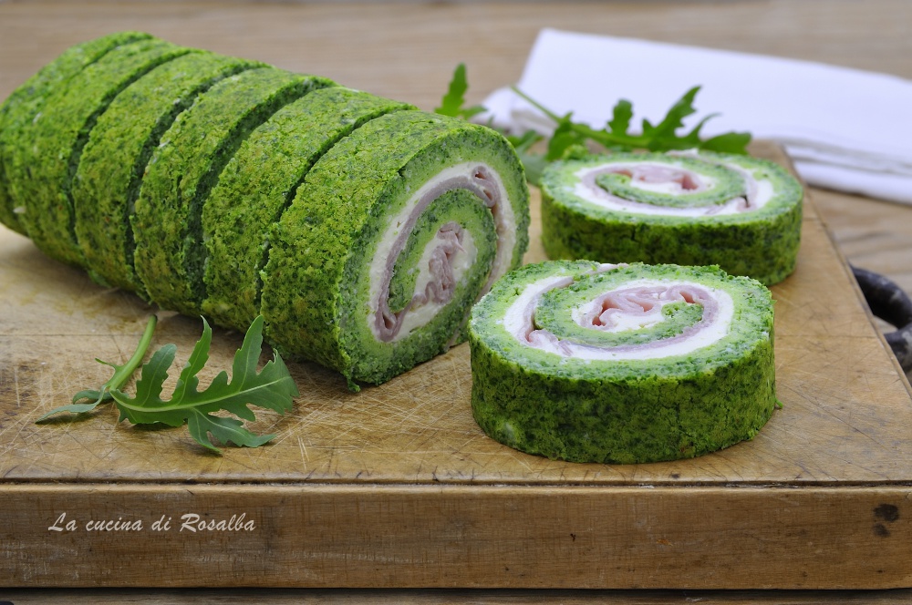 Rotolo di frittata alla rucola con prosciutto e formaggio spalmabile