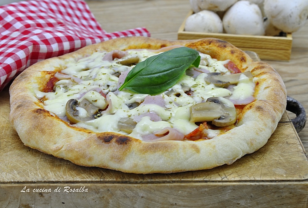 pizza con prosciutto funghi e salame piccante - ricetta