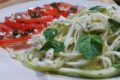 Insalata di zucchine, pomodori e basilico, antipasto ricco e appetitoso.