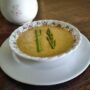 Crema di asparagi e zuppa di pollo, ideale per risollevare il morale.