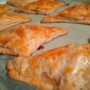 Squisiti triangoli di pasta sfoglia ripieni di mele, limone e cannella.