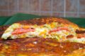 Frittata di zucchine e carote ripiena di formaggio e peperoni.