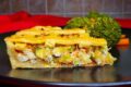 Ingredienti e consigli per preparare una torta salata di pollo e verdure.