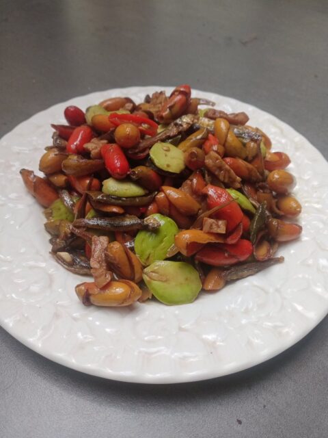 Buccia di melinjo con petai